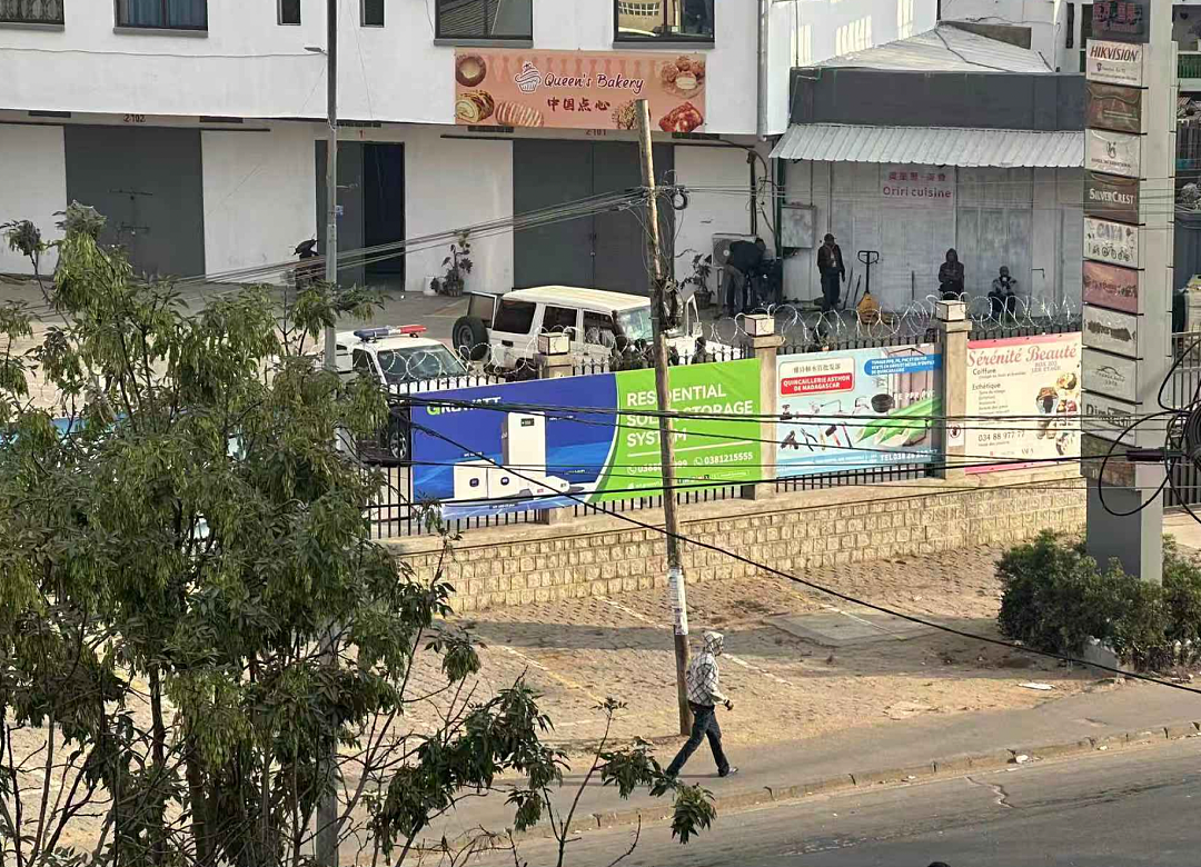 马达加斯加首都发生骚乱，当地华人：花钱请警察和部队打退暴徒进攻，抱团24小时轮班（视频/组图） - 7
