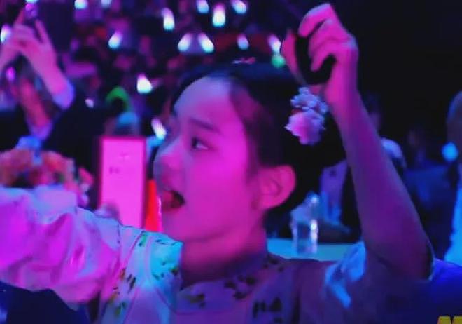 湾区晚会名场面:小沈阳和女儿同框,肖战台下合照,歌手真唱翻车(组图) - 4