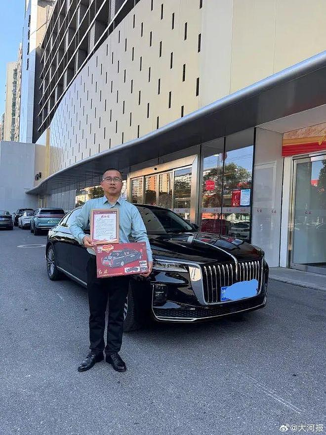 参加九三阅兵的礼宾车已全部归还,车主收到现金、感谢信和纪念品,车还加满了油,红旗门店回应(组图) - 1