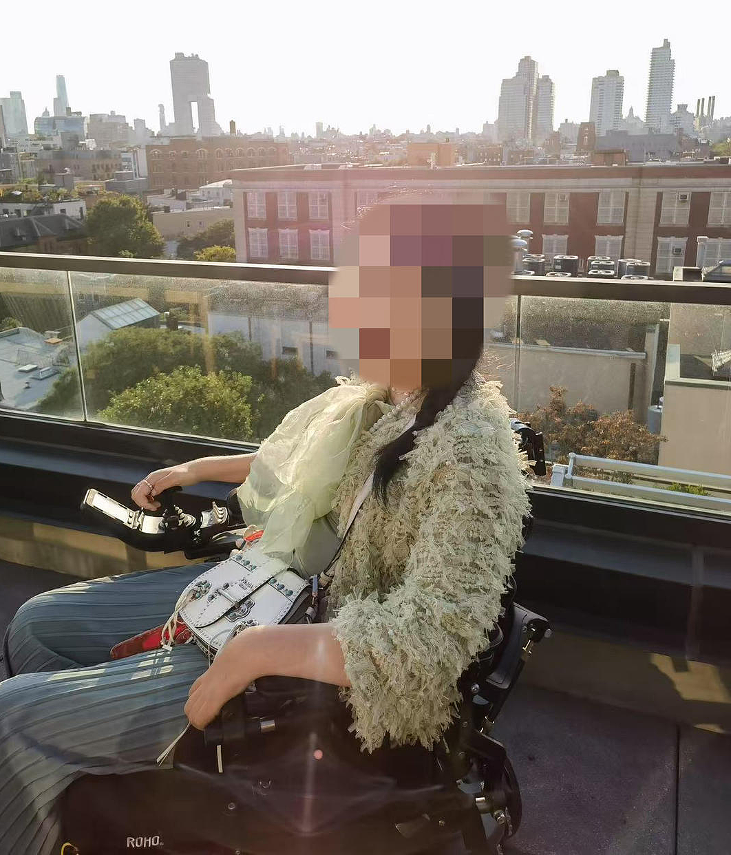 高位截瘫女子订酒店，被告知电动轮椅不能进房间，店方：电池可能存在安全隐患（组图） - 1