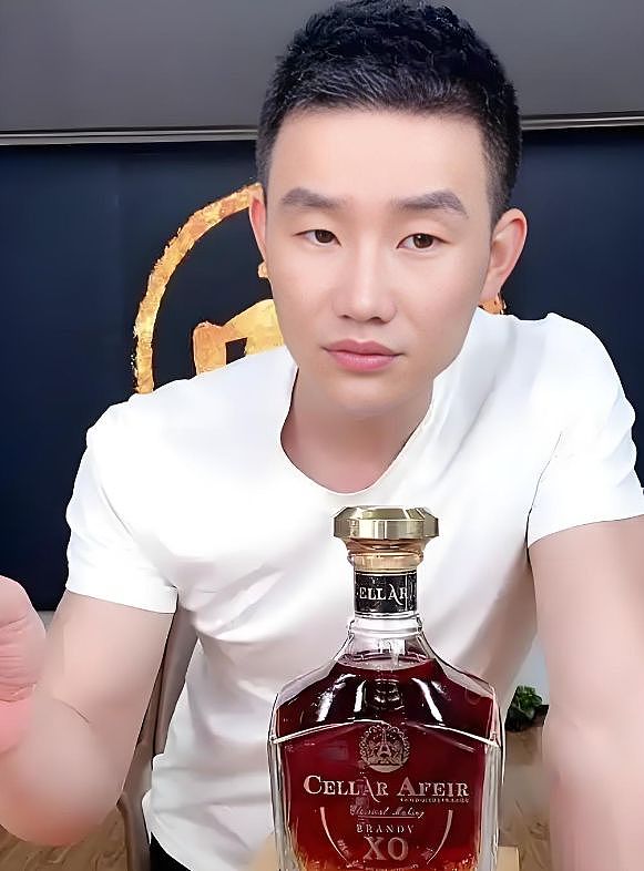 谢孟伟拘留期满被释放,连发两条视频召集粉丝,身价不降反升(组图) - 2