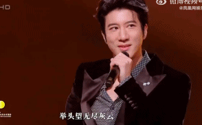 湾区晚会名场面:小沈阳和女儿同框,肖战台下合照,歌手真唱翻车(组图) - 9