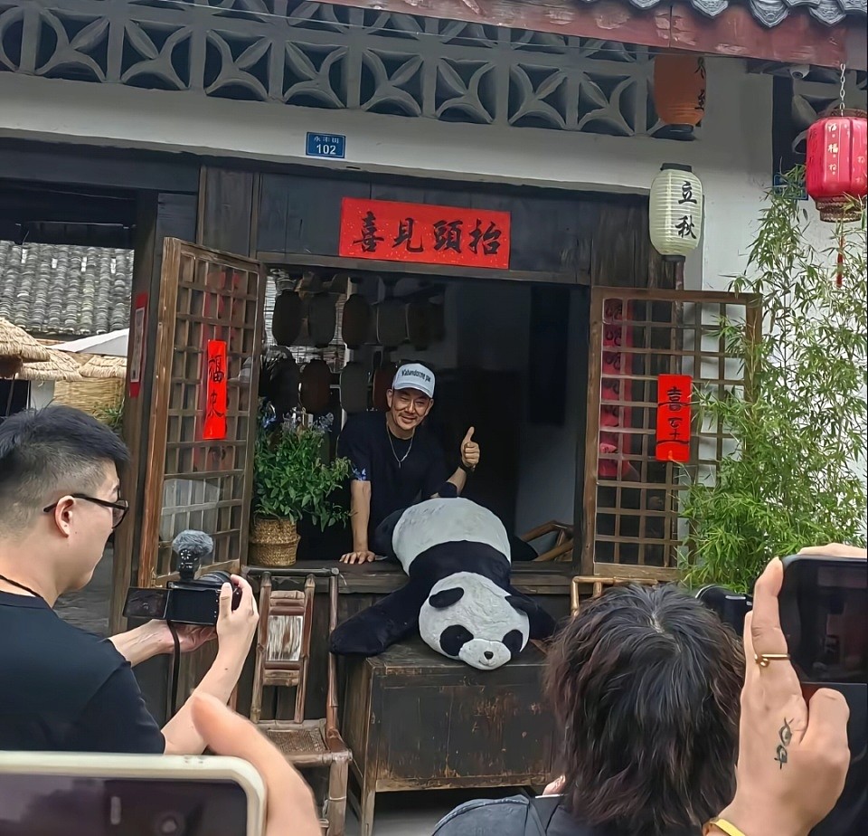 59岁任贤齐现身成都路边摊喝早茶，穿搭一言难尽，皮肉松弛显苍老（组图） - 2