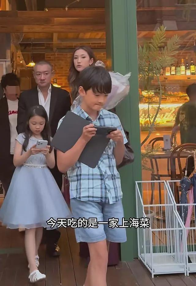 汪雨带新婚老婆看俩女儿大提琴表演，大女儿亭亭玉立，儿子很像他（组图） - 11