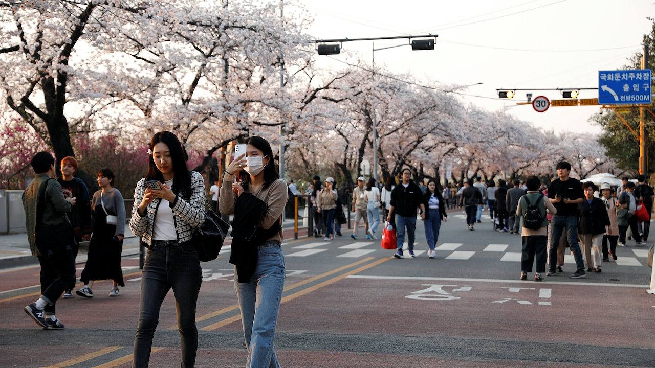 韩国今起对中国团体游客试行免签政策，8年来首度解冻（组图） - 1