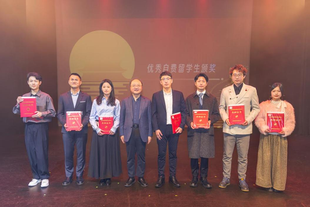 房新文总领事出席2025墨尔本中国留学生国庆中秋文艺晚会（组图） - 1