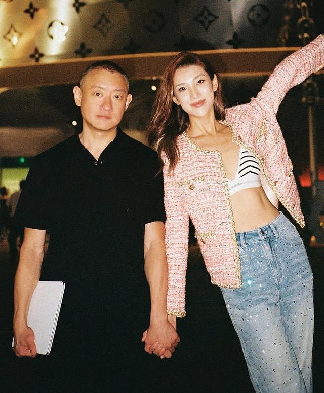 汪雨带新婚老婆看俩女儿大提琴表演，大女儿亭亭玉立，儿子很像他（组图） - 1