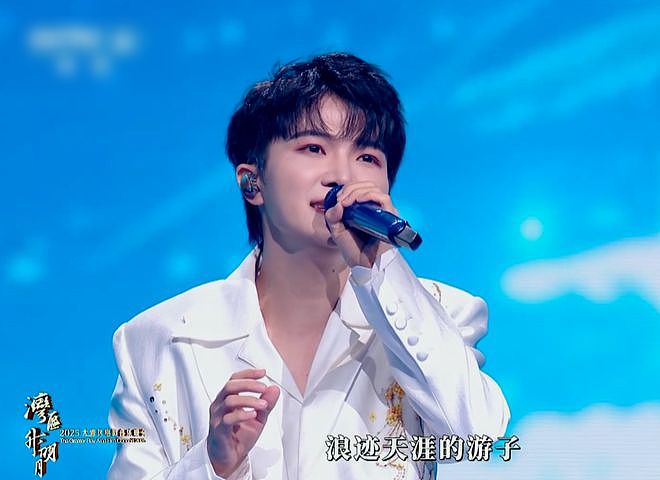 湾区晚会名场面:小沈阳和女儿同框,肖战台下合照,歌手真唱翻车(组图) - 8