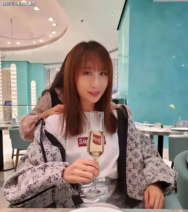 雷佳音穿拖鞋大短裤陪妻子逛山姆,互不搭腔(组图) - 9