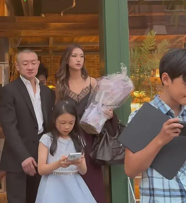 汪雨带新婚老婆看俩女儿大提琴表演，大女儿亭亭玉立，儿子很像他（组图） - 10