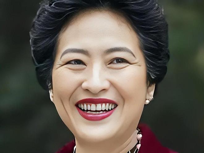 她是半个娱乐圈的“妈”，丈夫与她相爱40年，有钱也甘愿当她保姆（组图） - 6