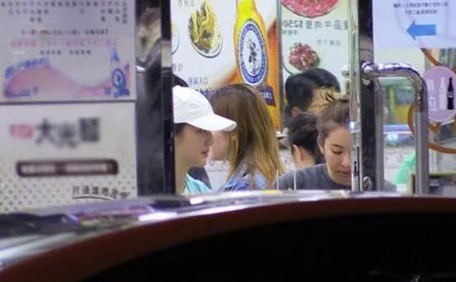 当街埋乳扯Bra!玩转上流社会手段了得,勾上笋盘夜店门口坐大腿,为入豪门变节俭终获认可低调完婚?(组图) - 42