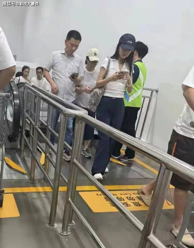 雷佳音穿拖鞋大短裤陪妻子逛山姆,互不搭腔(组图) - 6
