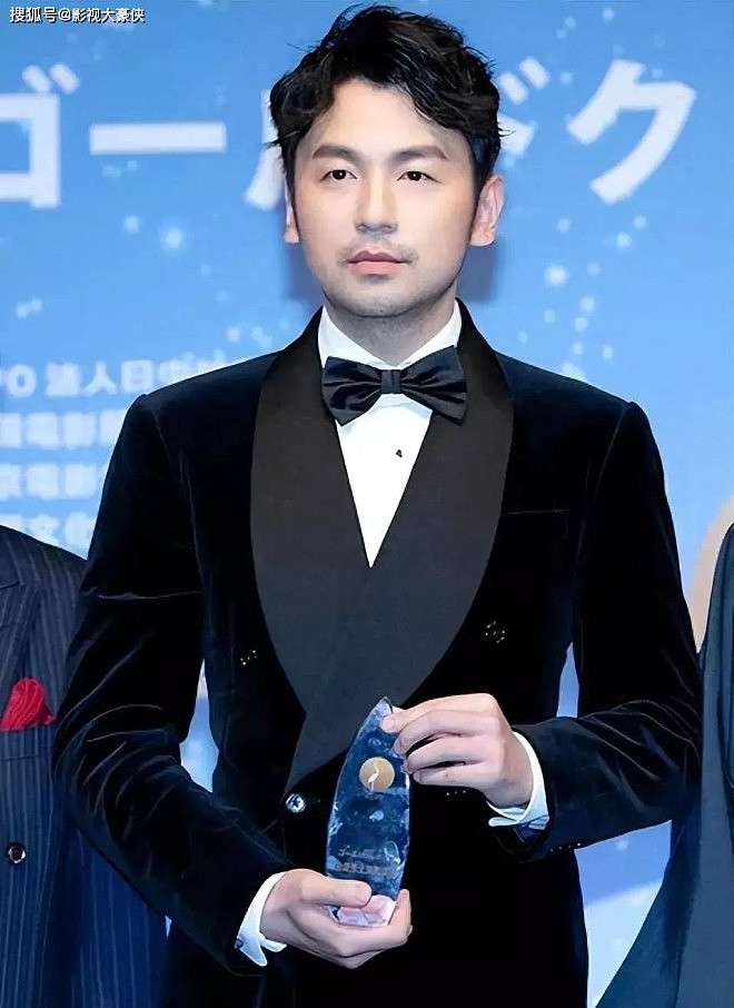 雷佳音穿拖鞋大短裤陪妻子逛山姆,互不搭腔(组图) - 4