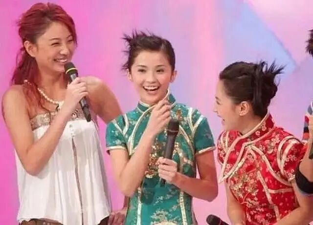 曾为《北京欢迎你》献唱，空中表演被扒裤子，为好友庆生险些丧命，她总是差点运气？（组图） - 3