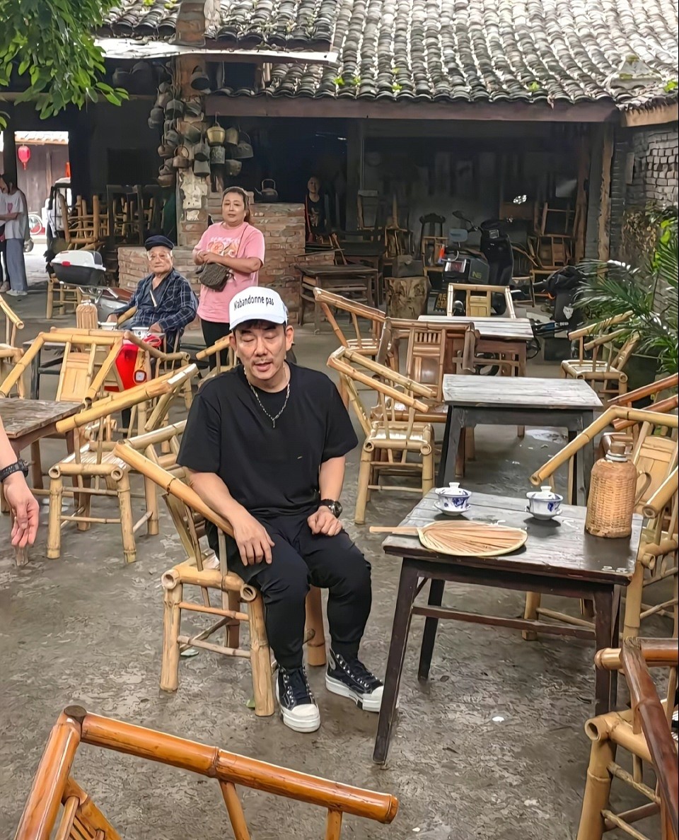 59岁任贤齐现身成都路边摊喝早茶，穿搭一言难尽，皮肉松弛显苍老（组图） - 4