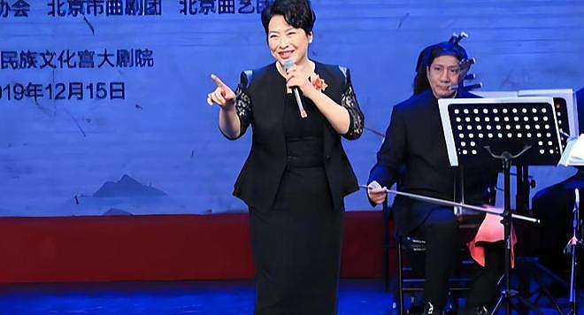 她是半个娱乐圈的“妈”，丈夫与她相爱40年，有钱也甘愿当她保姆（组图） - 8