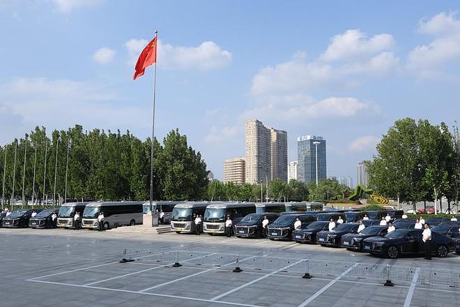参加九三阅兵的礼宾车已全部归还,车主收到现金、感谢信和纪念品,车还加满了油,红旗门店回应(组图) - 3