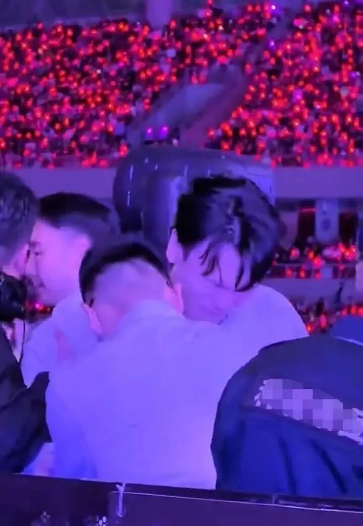 44岁男歌手演唱会上突发意外！现场画面曝光（视频/组图） - 5