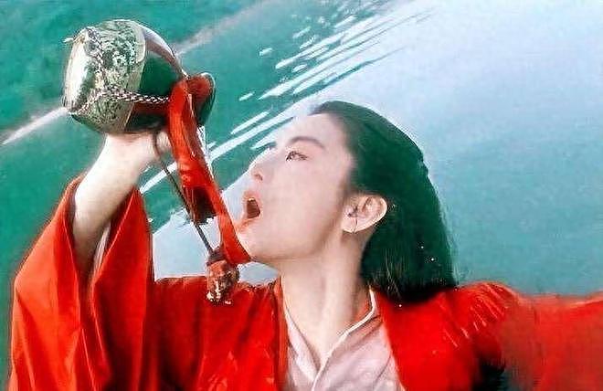 明明美到雌雄难分，却痴缠渣男20多年，母亲的死成她永远的遗憾（组图） - 1