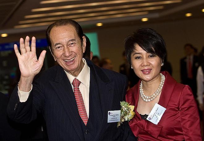 65岁梁安琪到湖南农村打稻谷,手法娴熟一学就会,衣服的印字亮了(组图) - 7