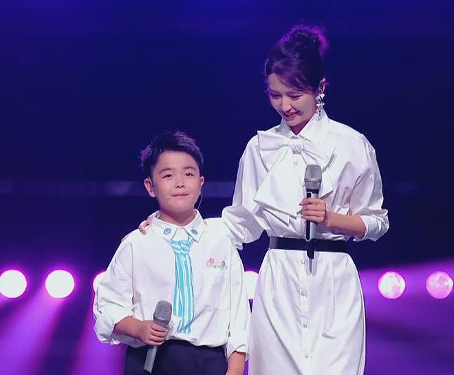 湾区晚会名场面:小沈阳和女儿同框,肖战台下合照,歌手真唱翻车(组图) - 3