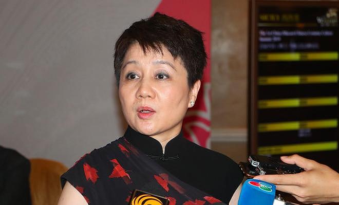 65岁梁安琪到湖南农村打稻谷,手法娴熟一学就会,衣服的印字亮了(组图) - 5