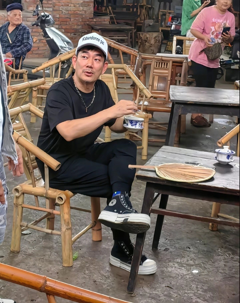 59岁任贤齐现身成都路边摊喝早茶，穿搭一言难尽，皮肉松弛显苍老（组图） - 3