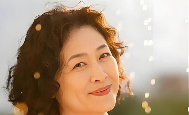 她是半个娱乐圈的“妈”，丈夫与她相爱40年，有钱也甘愿当她保姆（组图） - 7