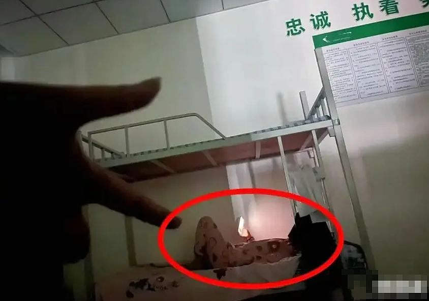 男大学生和53岁宿管阿姨恋爱！宿舍拍亲密私照俩人颜值对比太重口...（组图） - 9
