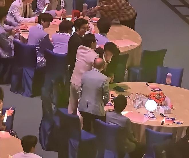 湾区晚会名场面:小沈阳和女儿同框,肖战台下合照,歌手真唱翻车(组图) - 32