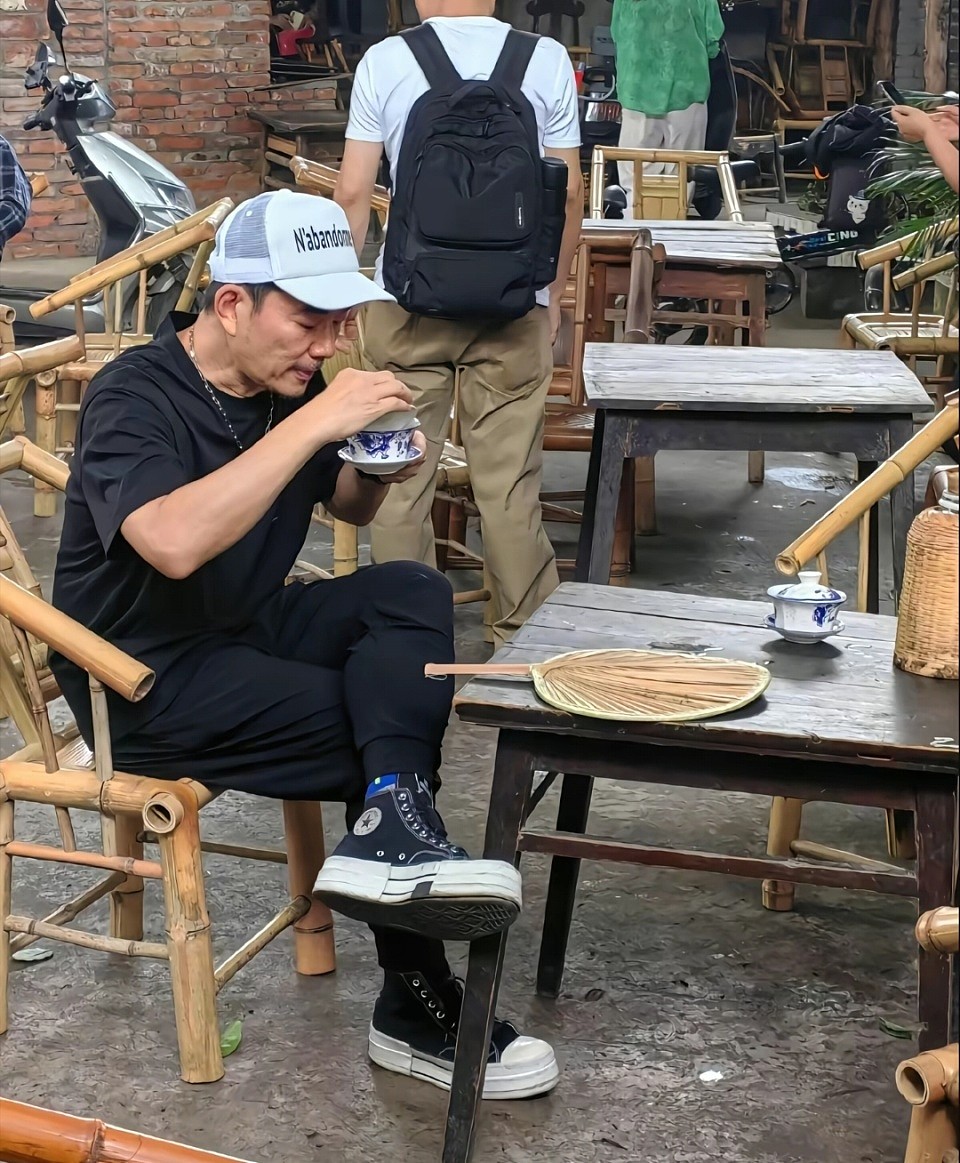 59岁任贤齐现身成都路边摊喝早茶，穿搭一言难尽，皮肉松弛显苍老（组图） - 5