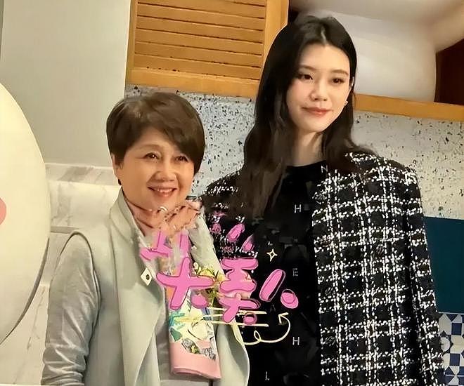 65岁梁安琪到湖南农村打稻谷,手法娴熟一学就会,衣服的印字亮了(组图) - 9