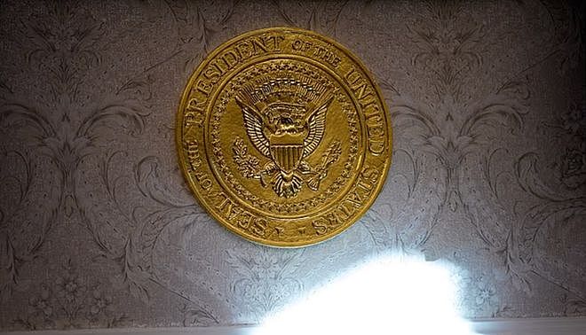 特朗普炫耀白宫办公室，“全是金的”，造价15亿的宴会厅曝光（组图） - 2