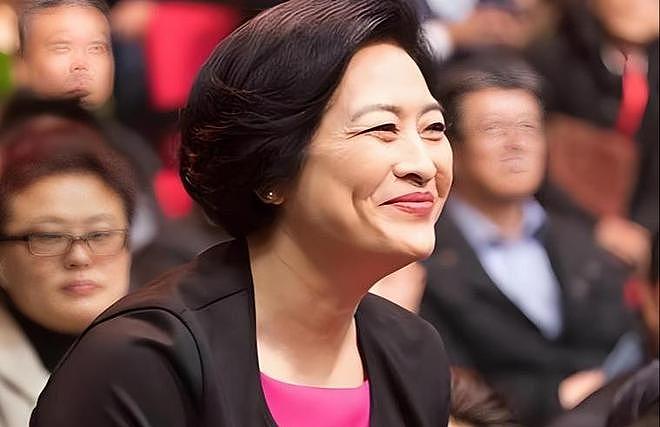 她是半个娱乐圈的“妈”，丈夫与她相爱40年，有钱也甘愿当她保姆（组图） - 4