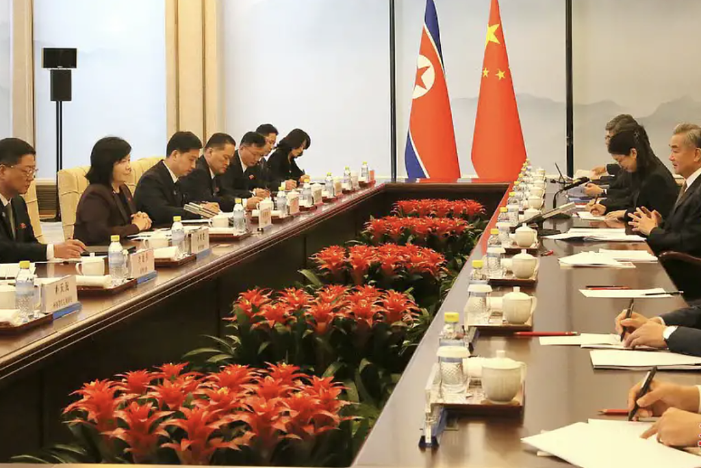 反美联盟深化？中国、朝鲜外长称共抗霸权（组图） - 1