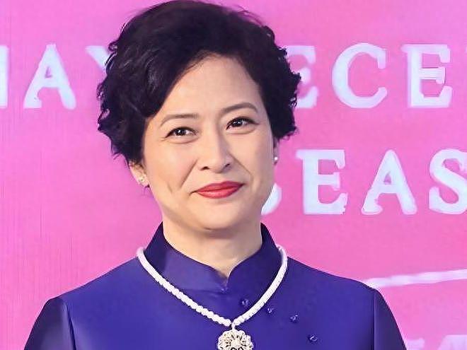 她是半个娱乐圈的“妈”，丈夫与她相爱40年，有钱也甘愿当她保姆（组图） - 1