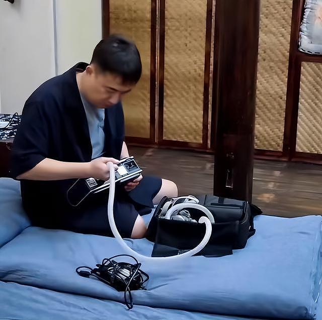 冲上热搜！53岁演员黄磊需要戴呼吸机睡觉，此前被曝心脏随时会出问题（组图） - 1
