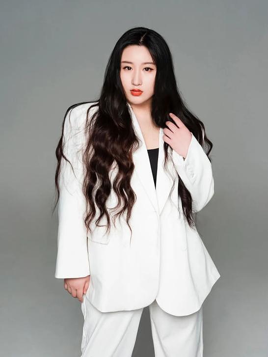 锤娜丽莎:从“女团C位”到“喜剧女王”,她用180斤撞开一条花路(组图) - 4