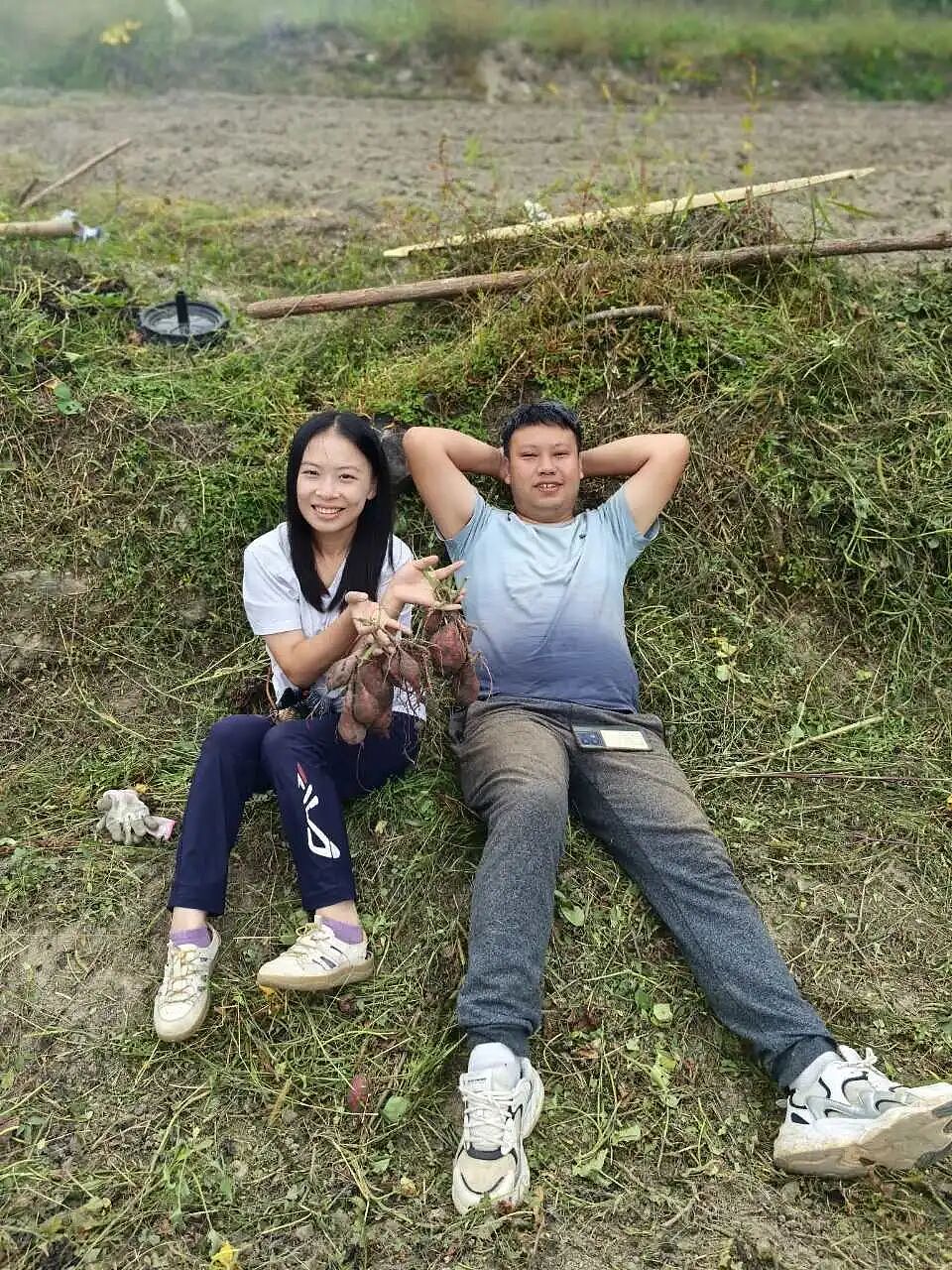 【情感】这对博士夫妻放弃80万年薪，花光200万婚房钱，回山村干了件大事（组图） - 2