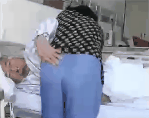 高龄重病老头依然拼命扒女护工裤子衣服对其猥亵引发全网震怒（视频/组图） - 1