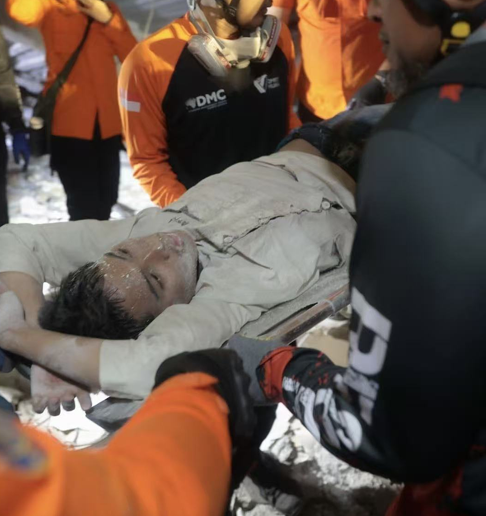 至少3人死亡!印尼寄宿学校倒塌,学生祷告来不及逃跑酿悲剧(组图) - 5