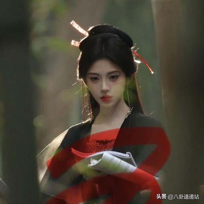 鞠婧祎米兰时装周房间照出现男士衬衫,内裤以及药目前照片已修改(组图) - 7