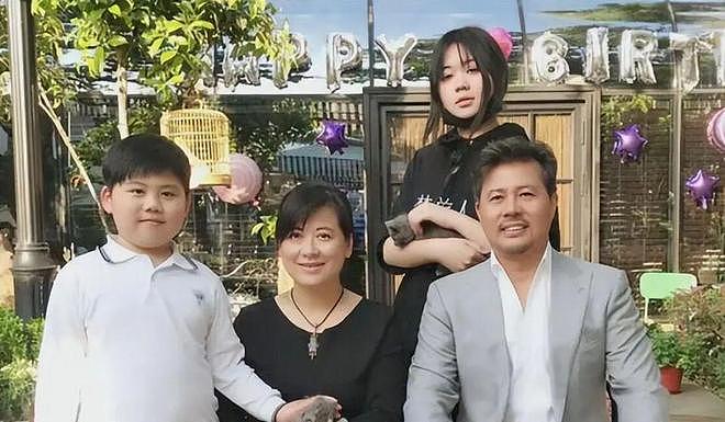 他娶生病变胖女演员，恩爱27年无绯闻，如今59岁儿女双全很幸福（组图） - 18