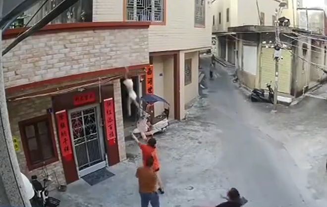 幼童悬挂2楼阳台后坠落，女邻居徒手抱住：我腿都软了（组图） - 3