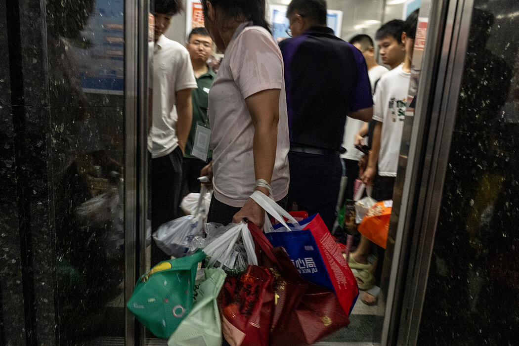 零工中的零工：深圳70层大楼里代送外卖的跑腿员（组图） - 2