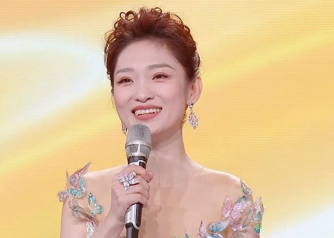 央视这一晚,娱乐圈“失踪人口”集体回归,女星风情万种,真好看(组图) - 3