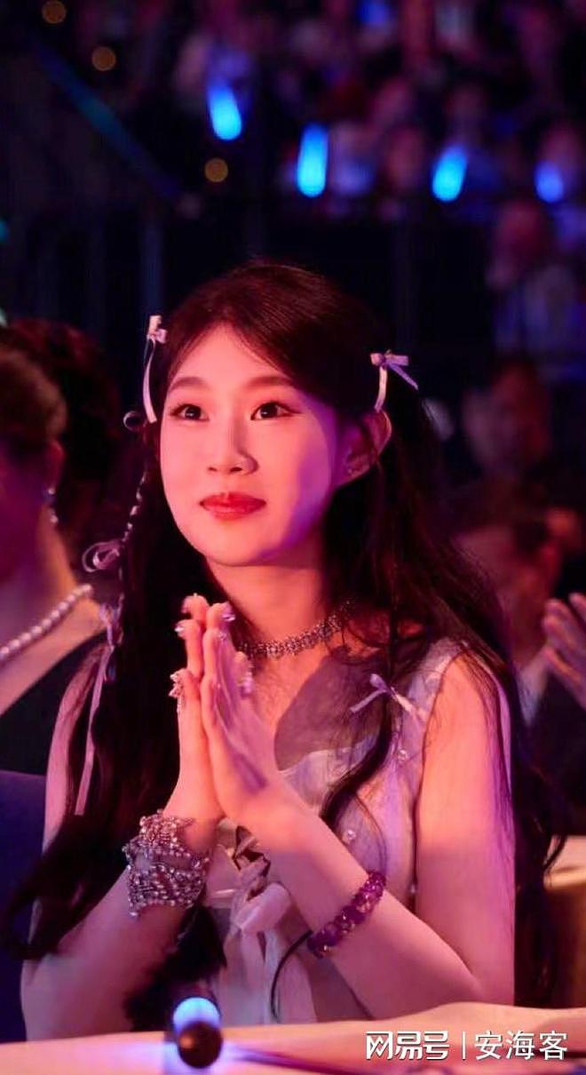 小沈阳女儿晒演出照，18岁沈佳润气场强星范足，老父亲被侃像保镖（组图） - 11