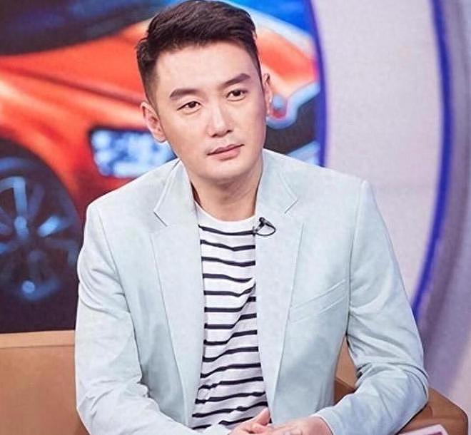 央视主持不做去当演员，33岁闷声拿影帝，今演《灼灼韶华》又火了（组图） - 1
