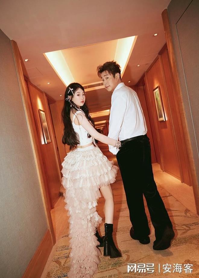 小沈阳女儿晒演出照，18岁沈佳润气场强星范足，老父亲被侃像保镖（组图） - 7